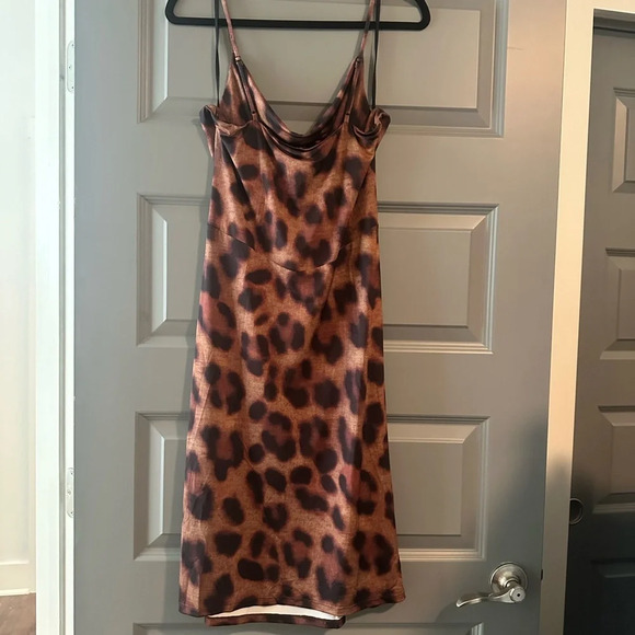 L'AGENCE Dress Tami Draped Leopard Print
Stretch Jersey Midi - Picture 3 of 7